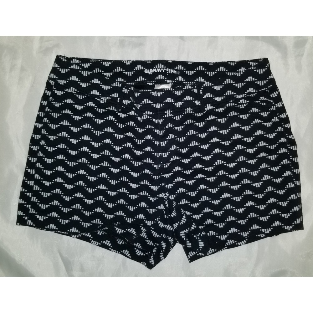 OLD‎ NAVY Women Black And White Patterned Pixie Chino Shorts Size 6. 2069